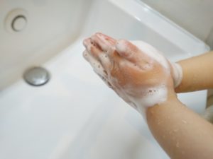 手洗いする子どもの手
